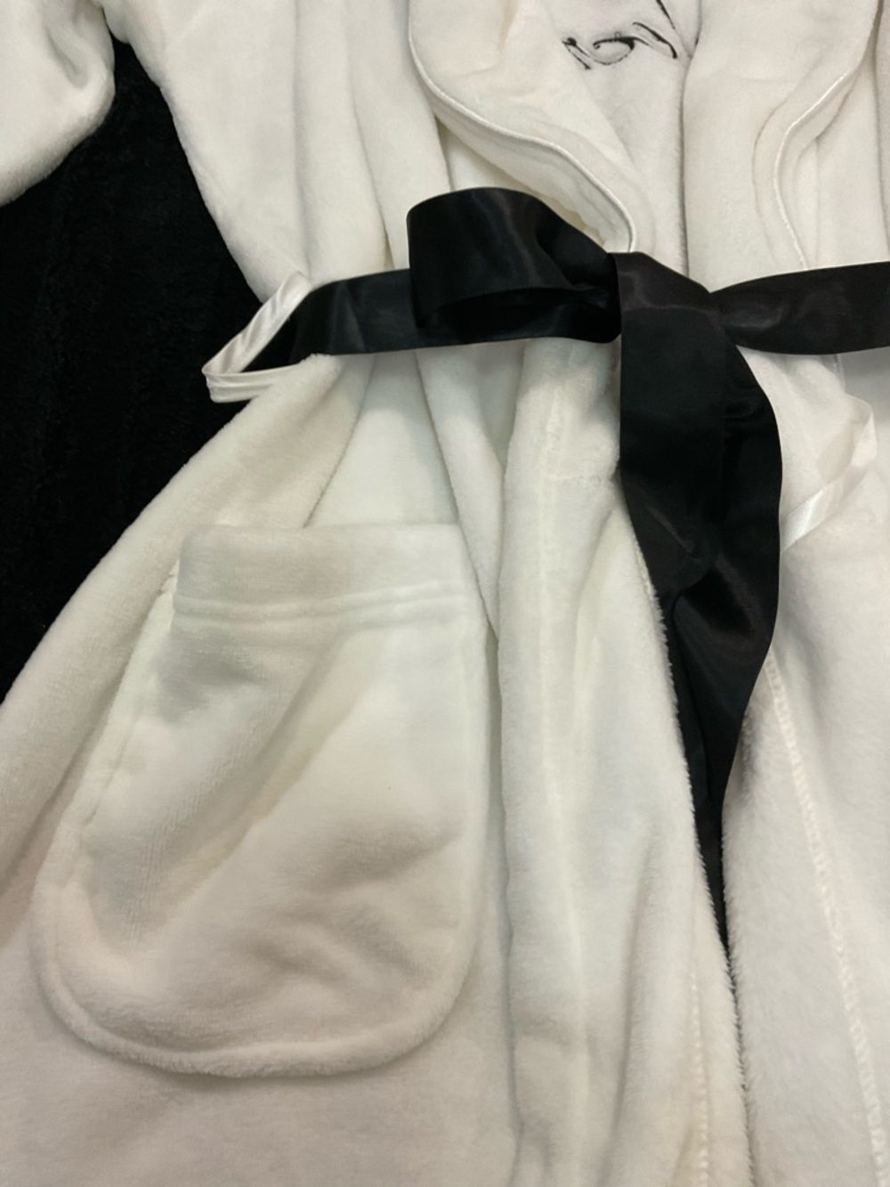 Victoria's Secret White Plush Robe with Black Belt - Picture 6 of 12